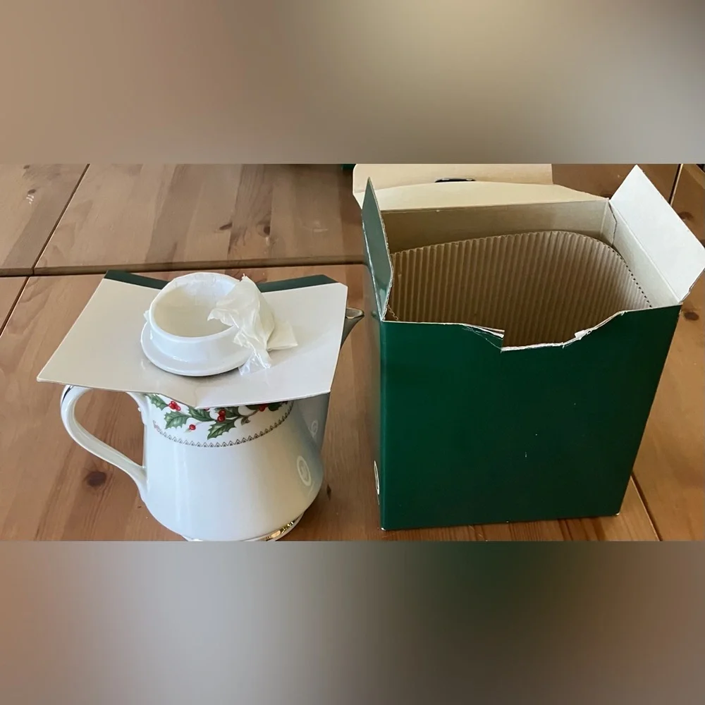 EUC The Cellar Ivory Holly 1993 40oz Holiday Teapot with Lid made in Japan